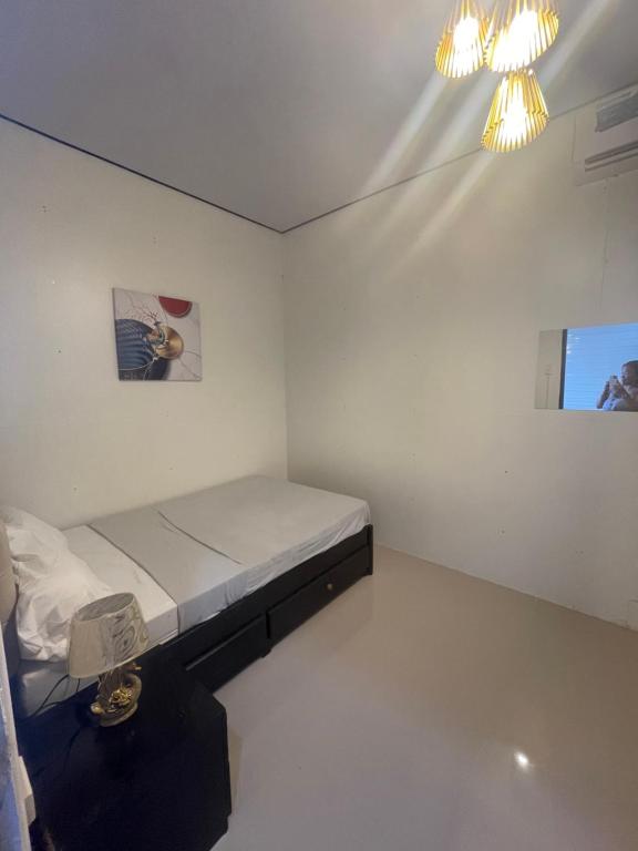 Us Ville Inn / RedDoorz options photo